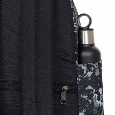 Mochila preta com bolsa lateral floral e garrafa térmica