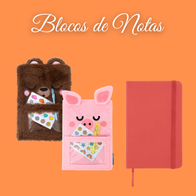 Três blocos de notas, dois de pelúcia com bolsos transparentes coloridos e um bloco vermelho clássico