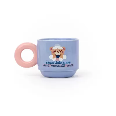 Canoagem em vidro azul com pega rosa e texto sobre urso a beber chá