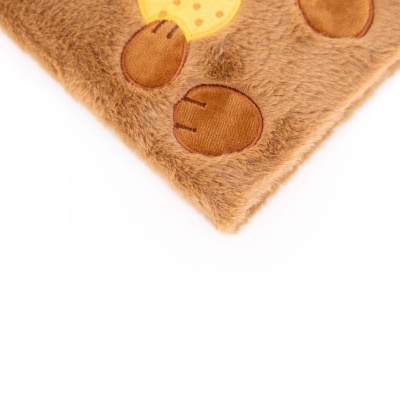 Pano felpudo castanho com aplicações bordadas em amarelo e marrom