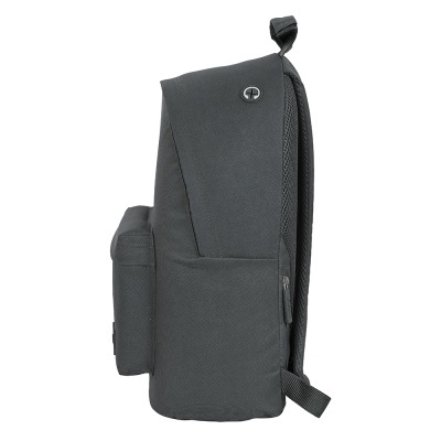 Mochila preta vista de lado com bolso frontal e alças acolchoadas