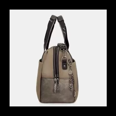 Saco de mão feminino castanho claro e escuro com alças pretas e chaveiro de corações