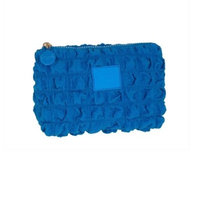 Mala pequena azul com padrão texturizado em relevo e fecho de correr