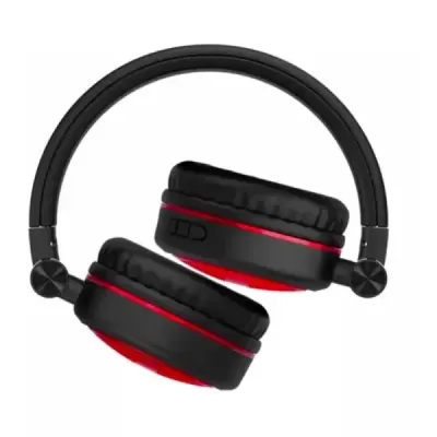 Headphones over-ear pretos com detalhes vermelhos