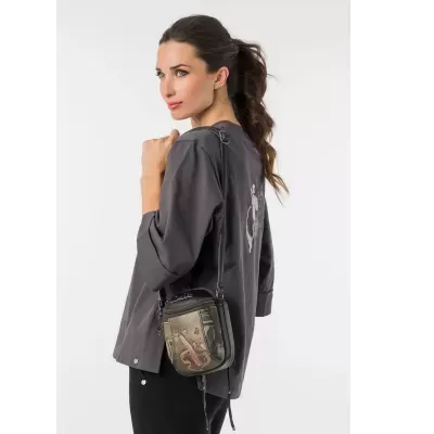 Mulher com t-shirt cinzenta e bolsa preta e castanha transversal