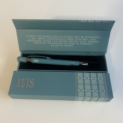 Conjunto de caneta e estojo azul com nome LUIS e padrão geométrico prateado