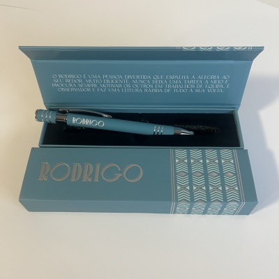 Conjunto de caneta azul celeste com caixa detalhada em azul e dourado