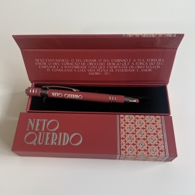 Conjunto de caneta vermelha escura com caixa decorativa vermelha e mensagem interna.