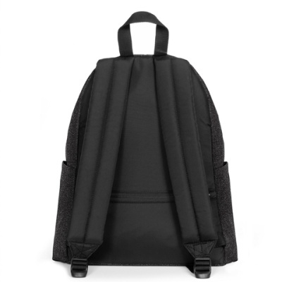 Mochila preta vista pelas costas com alças almofadadas