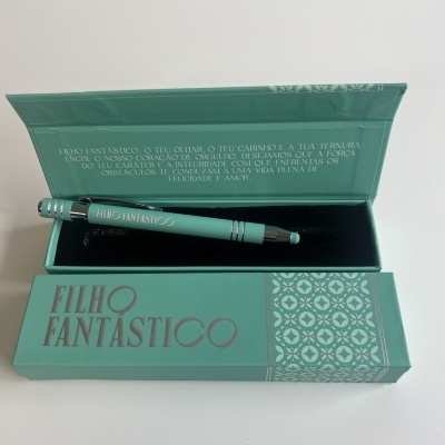 Caneta azul-turquesa com caixa azul-turquesa e texto 'FILHO FANTÁSTICO' em prata