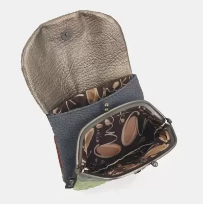 Bolsa pequena com fecho metálico e interior forrado com tecido estampado