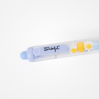 Caneta transparente com clip lilás e decoração colorida no interior