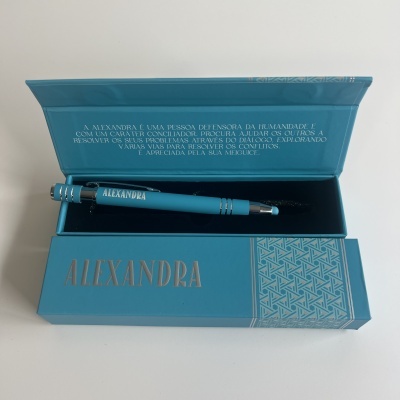 Estojo azul com caneta azul e texto branco ALEXANDRA