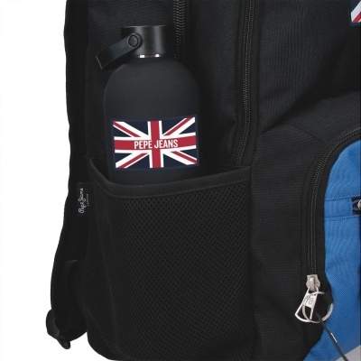 Garrafa preta com etiqueta da Pepe Jeans numa mochila preta e azul