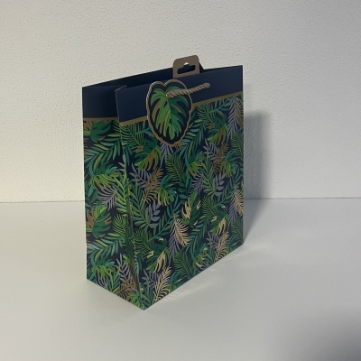 Saco de papel decorativo com padrão de folhas tropicais e alça de corda