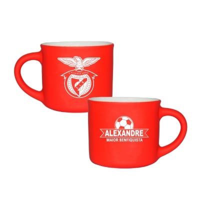 Caneca vermelha com emblema do Benfica e nome Alexandre com texto em branco