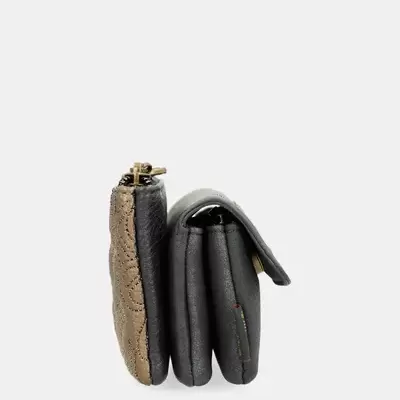 Três carteiras de couro em posição lateral, uma dourada texturizada e duas pretas lisas