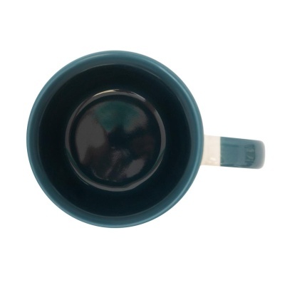 Caneca azul escura vista de cima com interior brilhante e pega à direita.