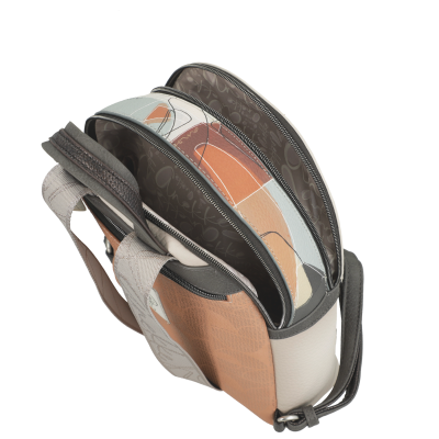 Mochila pequena com padrões abstratos em tons bege, cinza e laranja com fechos de correr