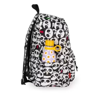 Mochila padrão pandas preto e branco com garrafa amarela e flores no bolso lateral