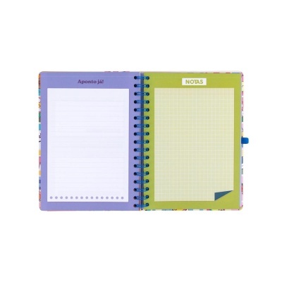 Caderno aberto com duas páginas, uma lilás com linhas e outra verde quadriculada