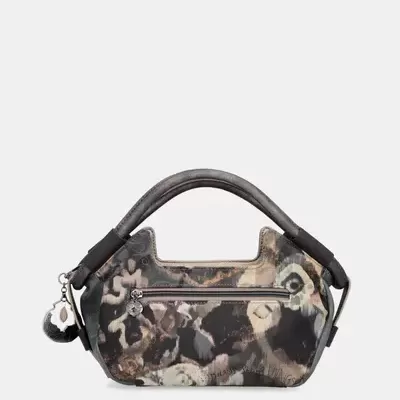 Bolsa de mão com padrão abstrato em tons escuros e alça acolchoada.