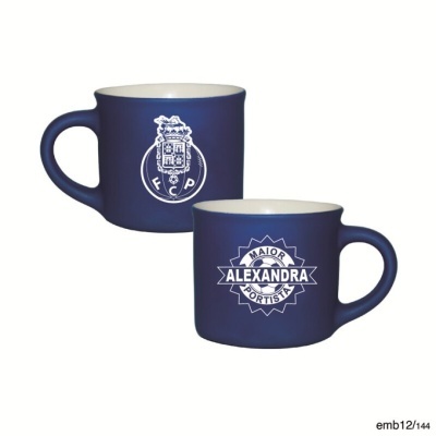 Dois copos canecas azuis com interiores brancos e gráficos brancos, cada um com uma alça.