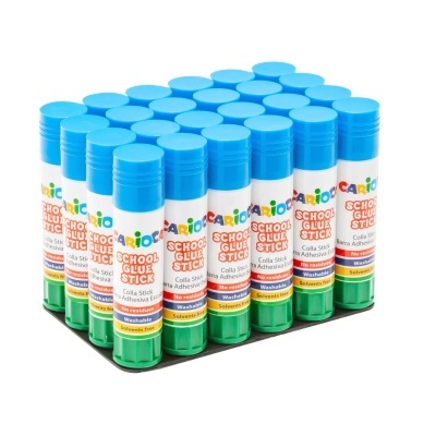 Conjunto de 24 sticks de cola escolar da marca Carioca com tampa azul.
