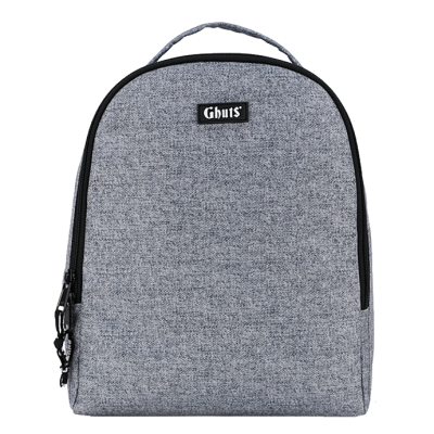 Mochila cinza com etiqueta Ghus
