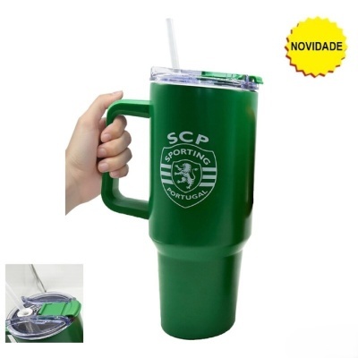 Caneca térmica verde com emblema do Sporting e tampa com canudo.