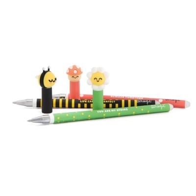 Três canetas coloridas com figuras tipo abelha, cogumelo e flor nos topos.