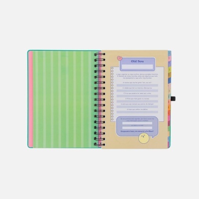 Agenda semanal aberta com capa verde às riscas e páginas internas amarelas com texto em português.