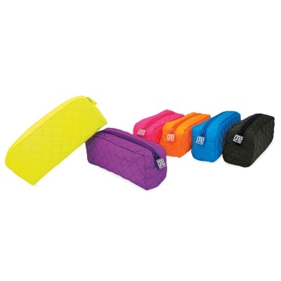 Necessaires coloridas em tecido matelassado com fecho de correr