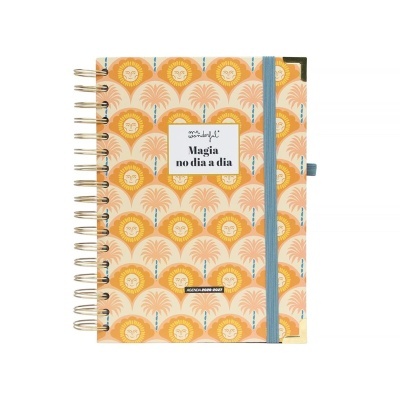 Caderno espiral com capa colorida padrão leões e palmeiras, etiqueta com texto Magia no dia a dia