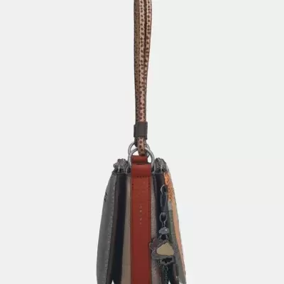 Bolsa de mão multicolorida com correia castanha e pendente decorativo