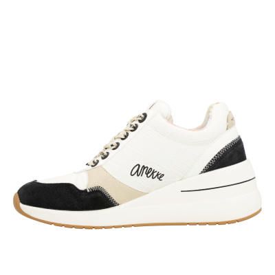 Tênis desportivo branco, preto e bege com sola grossa e cordões pretos