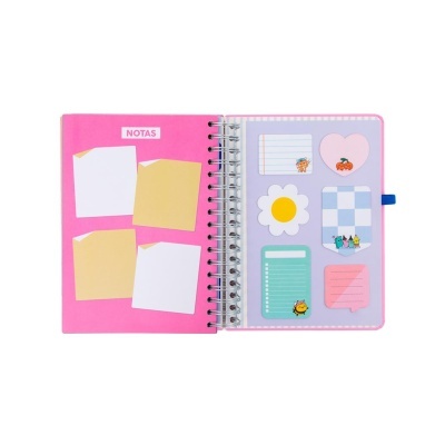 Caderno espiral aberto com folhas coloridas para notas adesivas