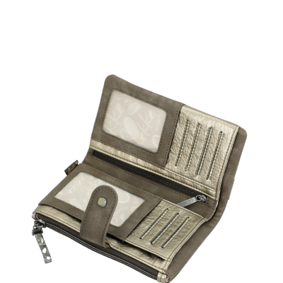 Carteira feminina castanha e dourada aberta com vários compartimentos e fechos.