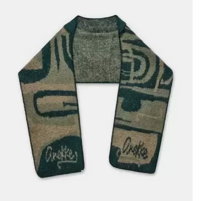 Cachecol felpudo verde e bege com padrões e a palavra Crockett