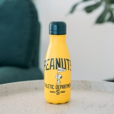 Garrafas amarela de aço inoxidável com tampa azul escura e ilustração do Snoopy.