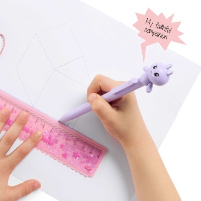 Caneta de coelho azul clara com régua rosa e mão desenhando sobre papel