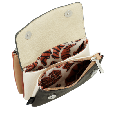 Carteira pequena de pele bege e castanho com interior estampado e fechos metálicos.