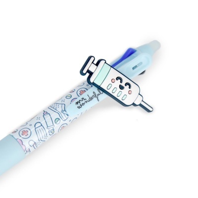 Caneta esferográfica azul clara com padrão médico e personagem de seringa no clip