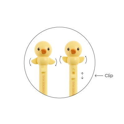 Canetas amarelas com topo em forma de pato e clip, texto CHICKIE HUG na haste