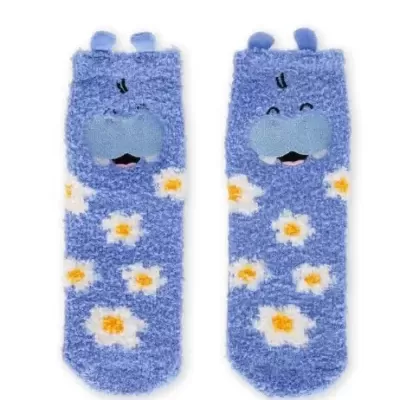 Meias felpudas azuis com flores e cara de hipopótamo em relevo