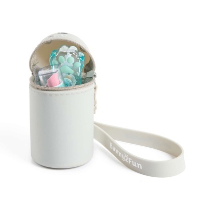Estojo branco cilíndrico aberto com acessórios para bebé dentro e alça com texto Bunny2Fun