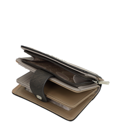 Carteira de couro bege e castanha aberta com fecho de botão e zíper.