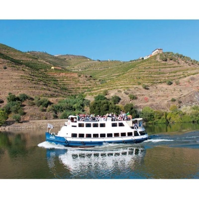 Barco turístico no rio com colinas e vinhas ao fundo