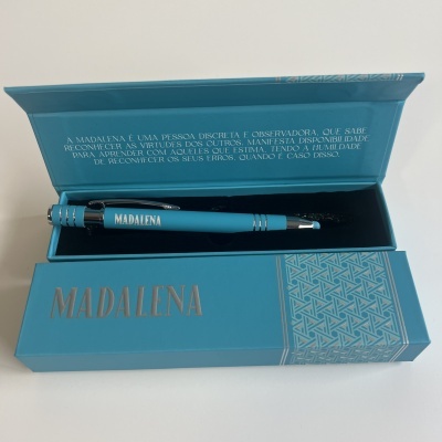 Conjunto caneta azul com caixa decorativa azul e prata com nome MADALENA
