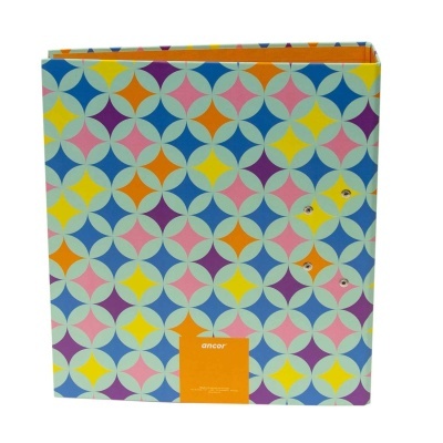 Arquivo colorido com padrão geométrico e etiqueta laranja ancor